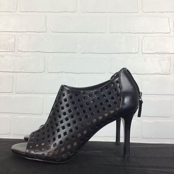 TAHARI  stiletto high heels luxury perforated peep toe pumps black size 6 - Picture 1 of 10